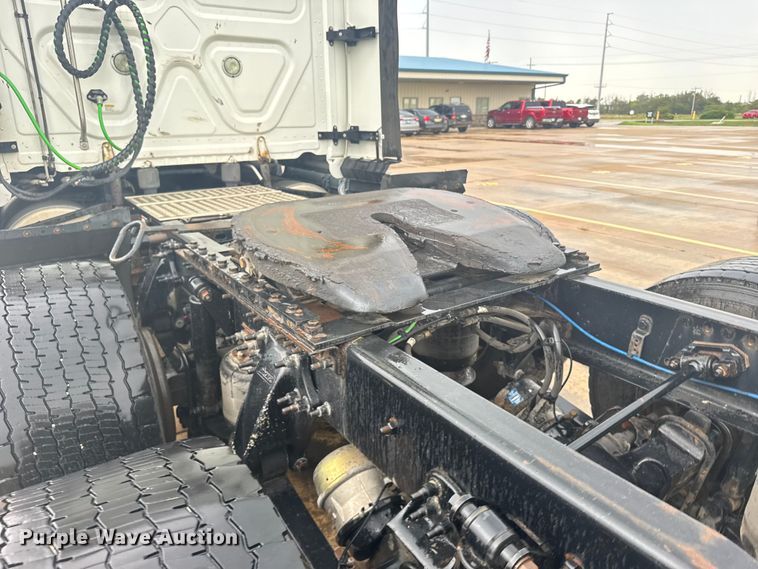 image for item ER2396 2016 Freightliner Cascadia semi truck