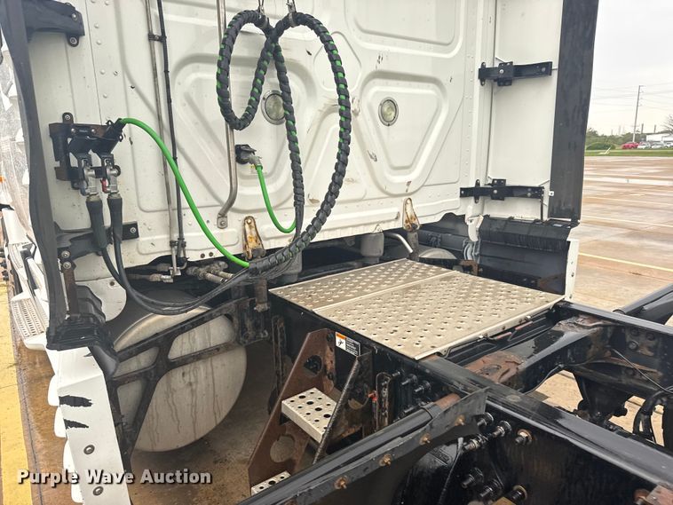 image for item ER2396 2016 Freightliner Cascadia semi truck