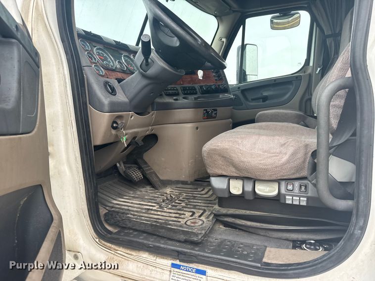 image for item ER2396 2016 Freightliner Cascadia semi truck