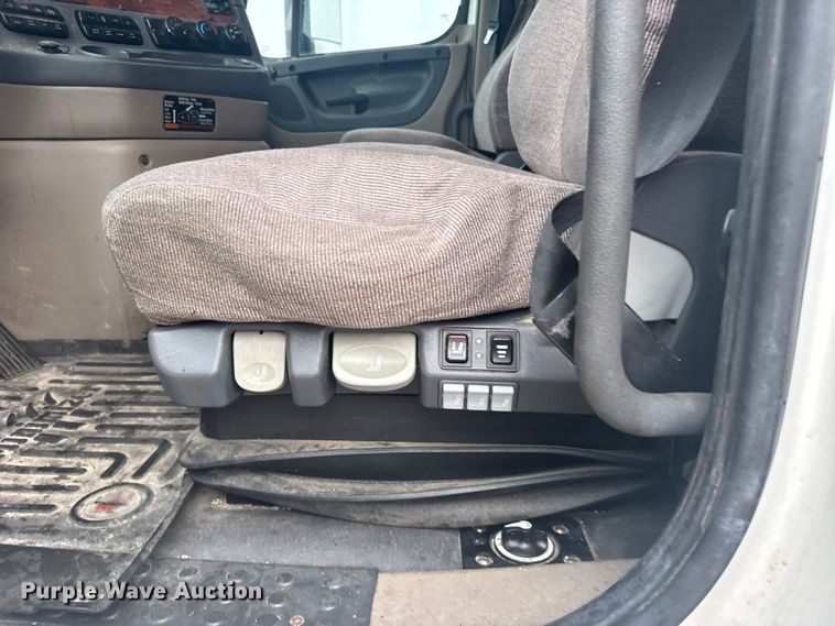 image for item ER2396 2016 Freightliner Cascadia semi truck