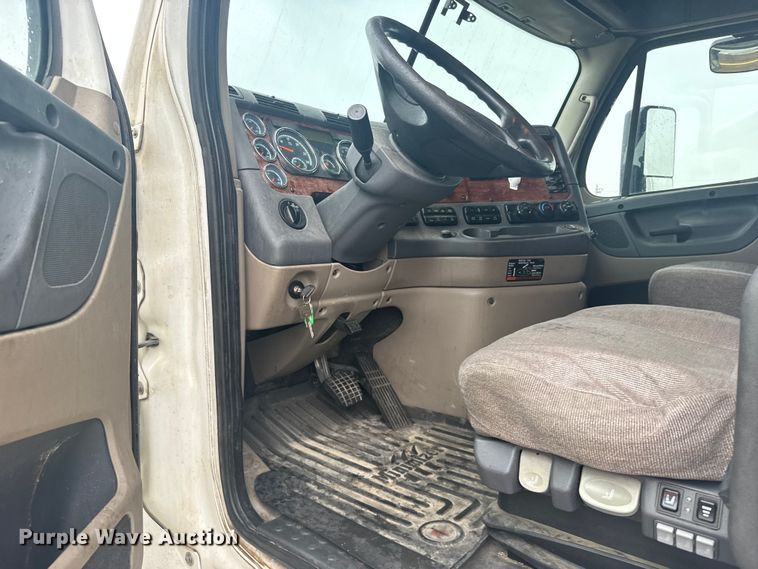 image for item ER2396 2016 Freightliner Cascadia semi truck