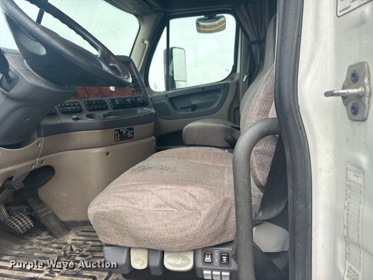 image for item ER2396 2016 Freightliner Cascadia semi truck