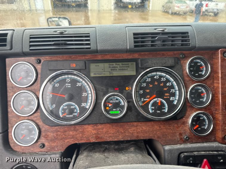 image for item ER2396 2016 Freightliner Cascadia semi truck