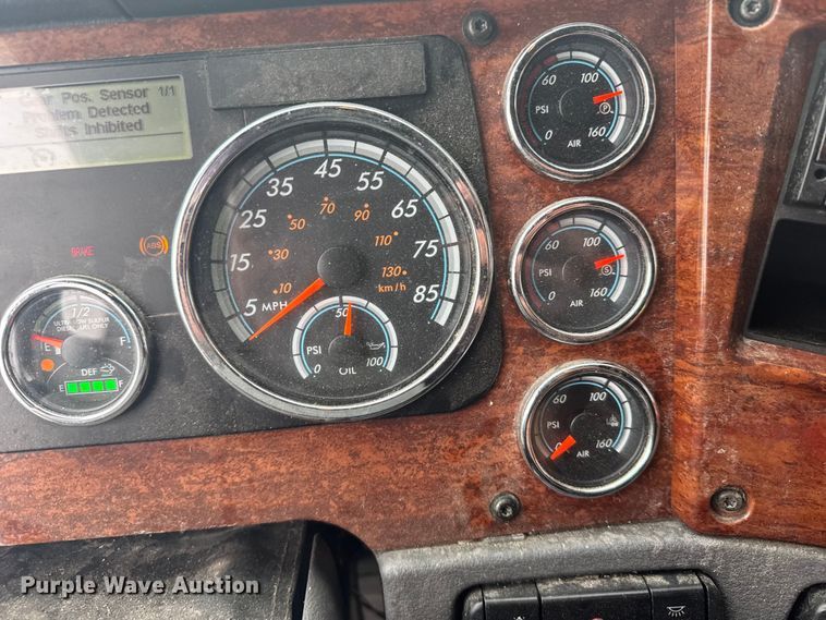 image for item ER2396 2016 Freightliner Cascadia semi truck