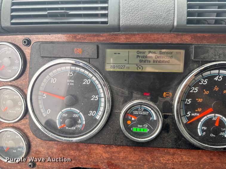 image for item ER2396 2016 Freightliner Cascadia semi truck