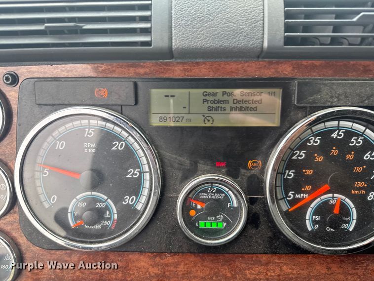 image for item ER2396 2016 Freightliner Cascadia semi truck