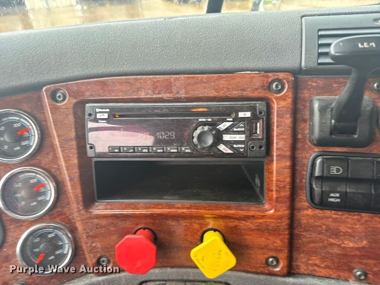 image for item ER2396 2016 Freightliner Cascadia semi truck