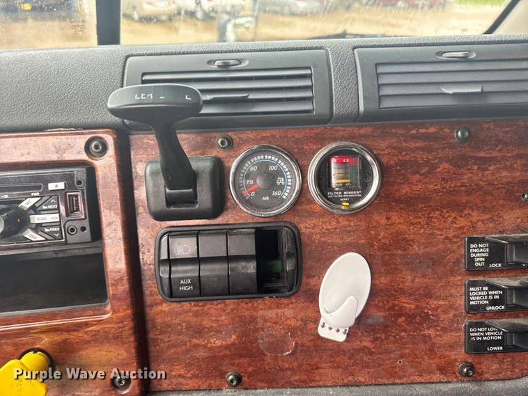 image for item ER2396 2016 Freightliner Cascadia semi truck