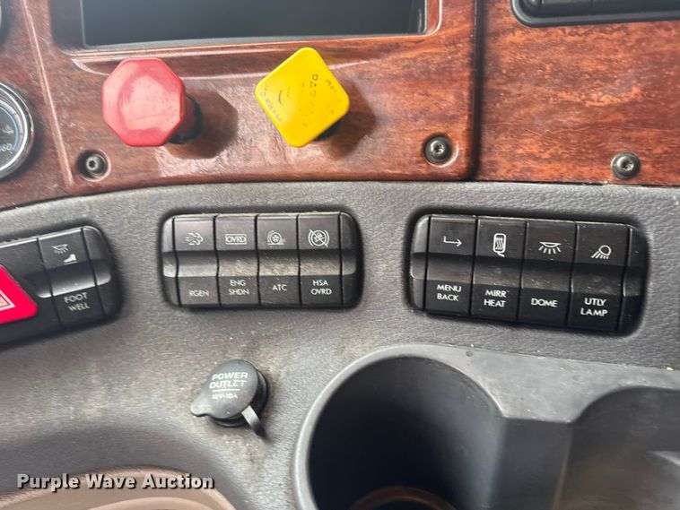 image for item ER2396 2016 Freightliner Cascadia semi truck