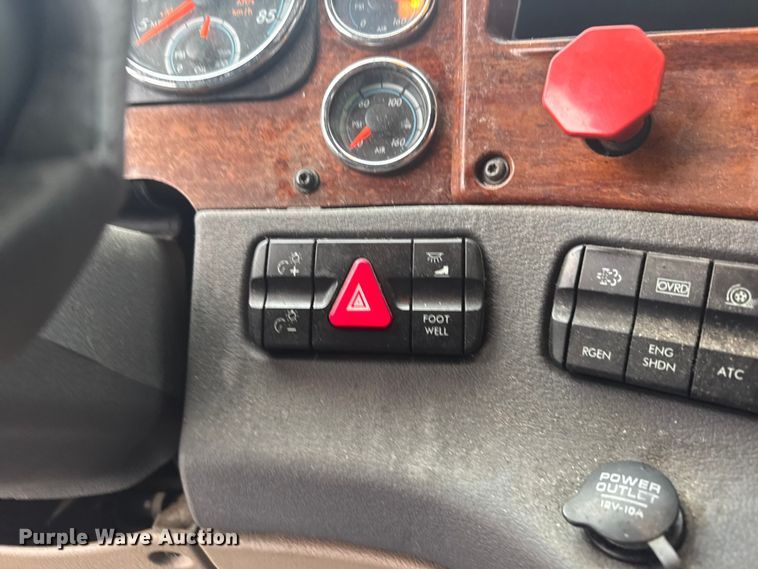 image for item ER2396 2016 Freightliner Cascadia semi truck