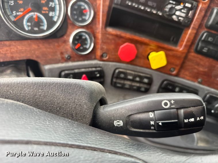 image for item ER2396 2016 Freightliner Cascadia semi truck