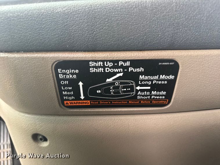 image for item ER2396 2016 Freightliner Cascadia semi truck