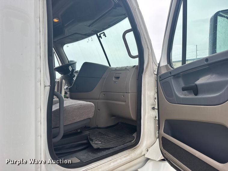 image for item ER2396 2016 Freightliner Cascadia semi truck