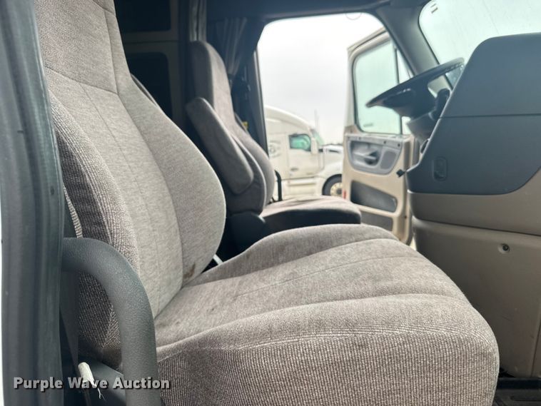 image for item ER2396 2016 Freightliner Cascadia semi truck