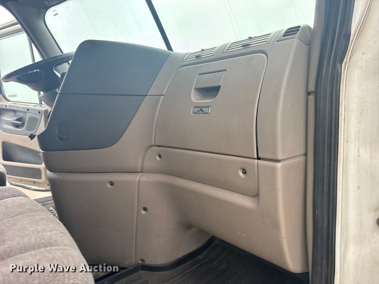 image for item ER2396 2016 Freightliner Cascadia semi truck