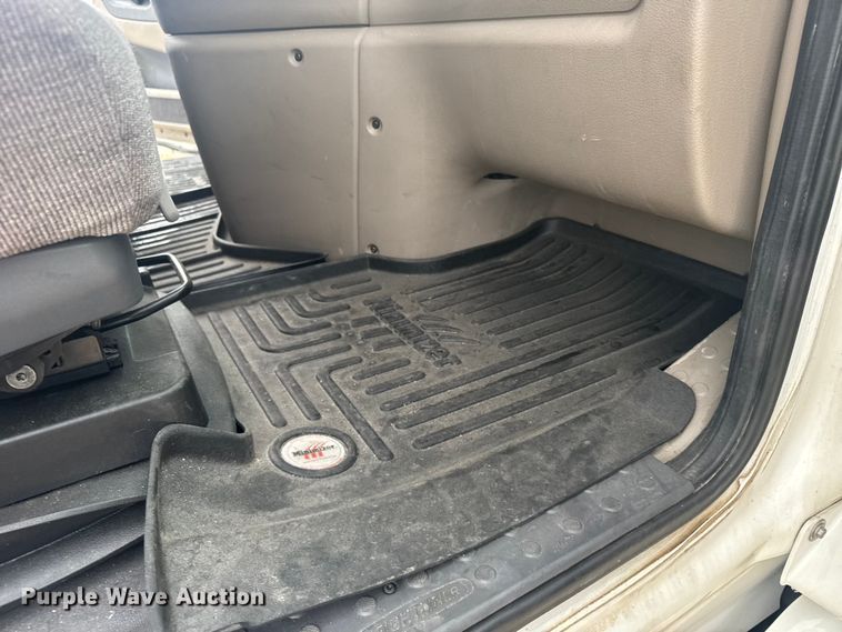 image for item ER2396 2016 Freightliner Cascadia semi truck