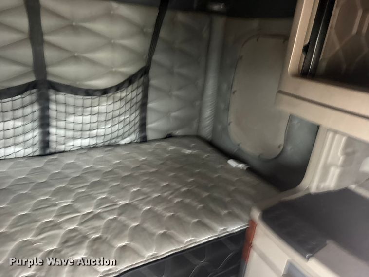 image for item ER2396 2016 Freightliner Cascadia semi truck