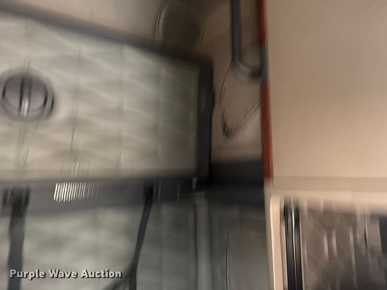 image for item ER2396 2016 Freightliner Cascadia semi truck