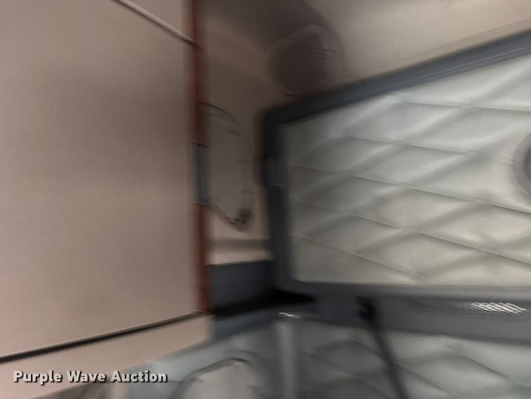 image for item ER2396 2016 Freightliner Cascadia semi truck