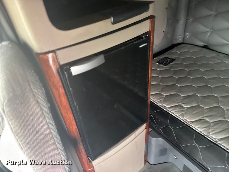 image for item ER2396 2016 Freightliner Cascadia semi truck