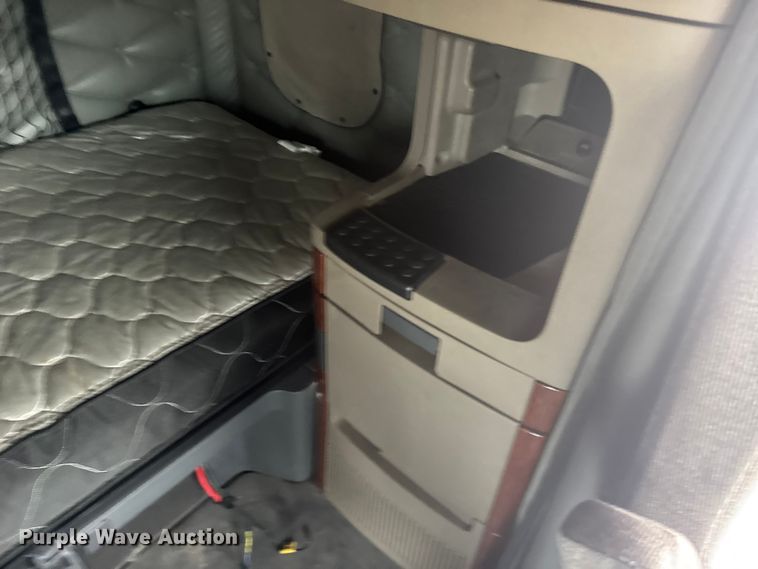 image for item ER2396 2016 Freightliner Cascadia semi truck