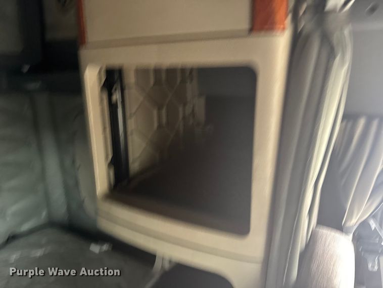 image for item ER2396 2016 Freightliner Cascadia semi truck