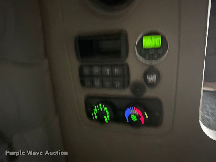 image for item ER2396 2016 Freightliner Cascadia semi truck