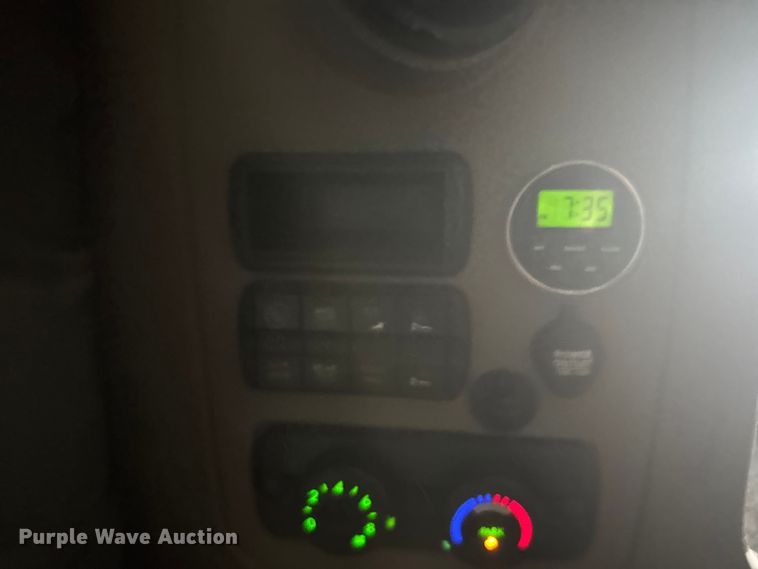 image for item ER2396 2016 Freightliner Cascadia semi truck