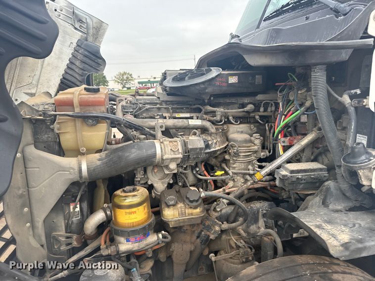 image for item ER2396 2016 Freightliner Cascadia semi truck