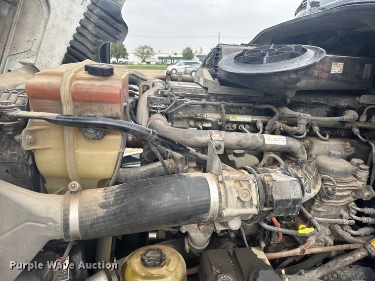 image for item ER2396 2016 Freightliner Cascadia semi truck