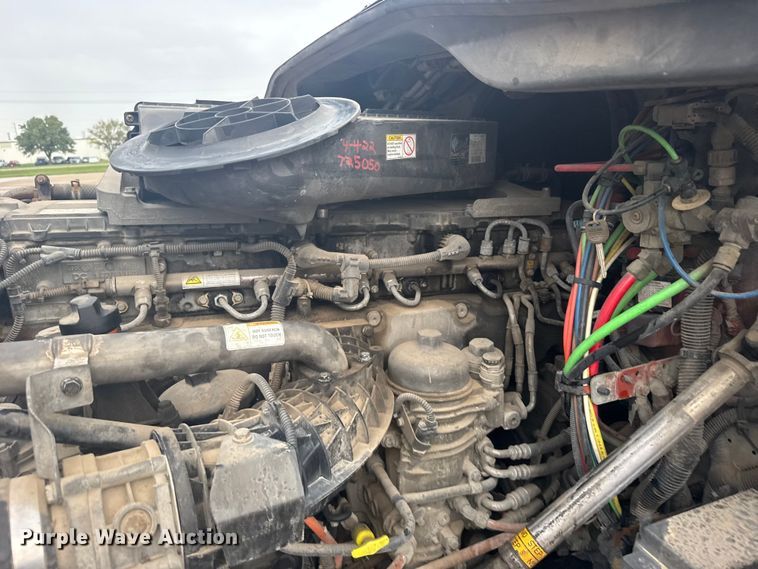 image for item ER2396 2016 Freightliner Cascadia semi truck