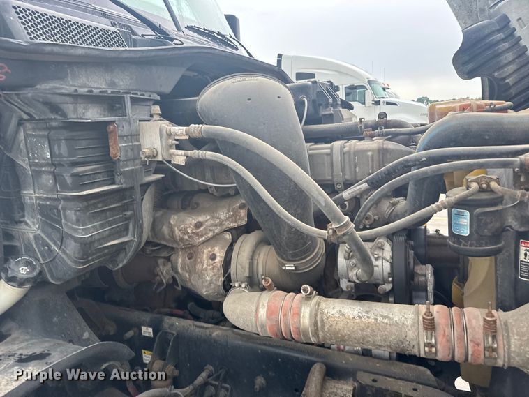 image for item ER2396 2016 Freightliner Cascadia semi truck