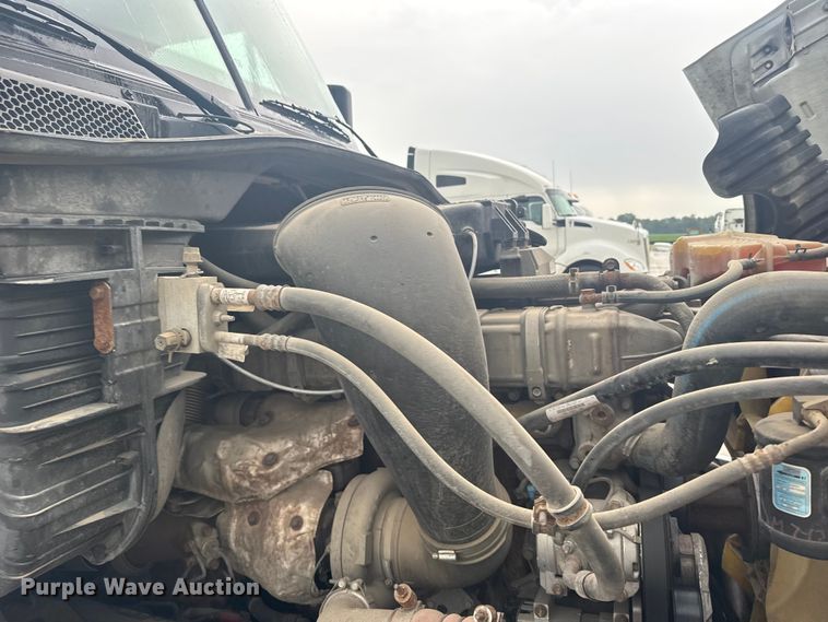 image for item ER2396 2016 Freightliner Cascadia semi truck