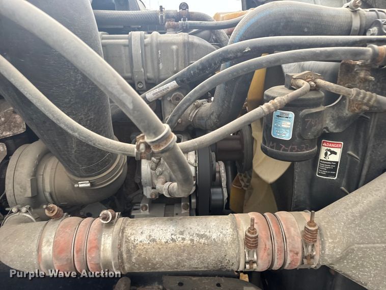 image for item ER2396 2016 Freightliner Cascadia semi truck