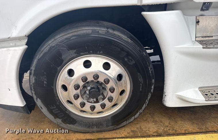 image for item ER2396 2016 Freightliner Cascadia semi truck