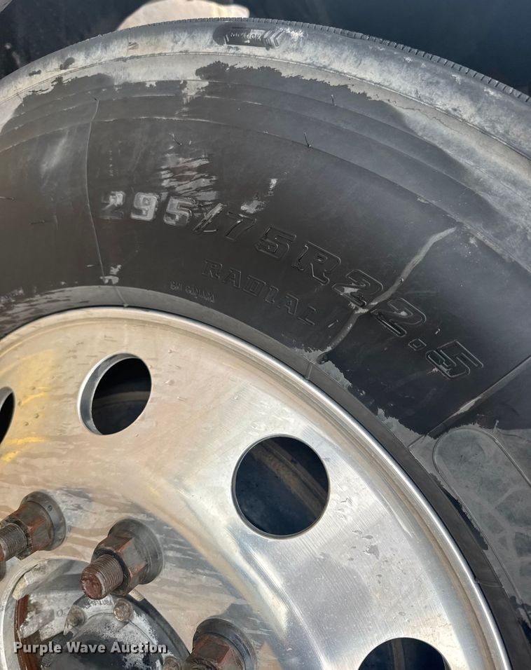 image for item ER2396 2016 Freightliner Cascadia semi truck