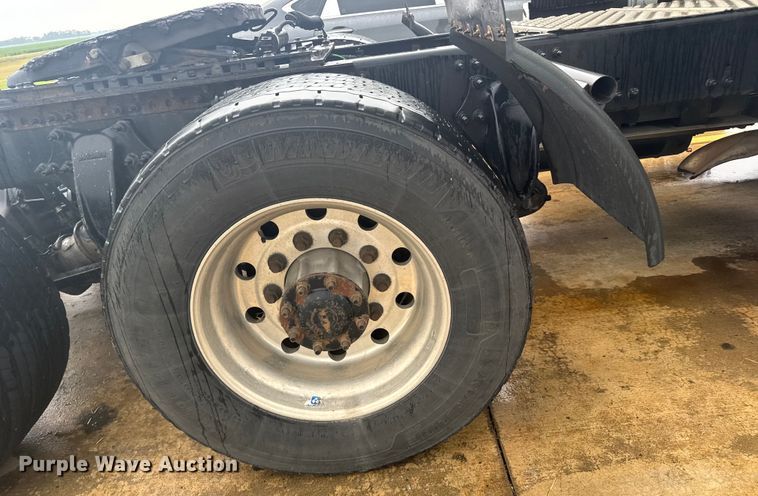 image for item ER2396 2016 Freightliner Cascadia semi truck