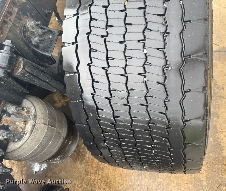 image for item ER2396 2016 Freightliner Cascadia semi truck