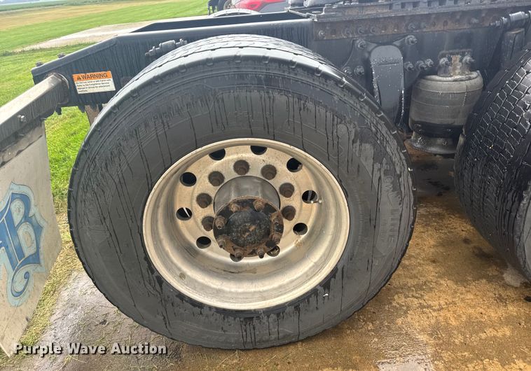 image for item ER2396 2016 Freightliner Cascadia semi truck