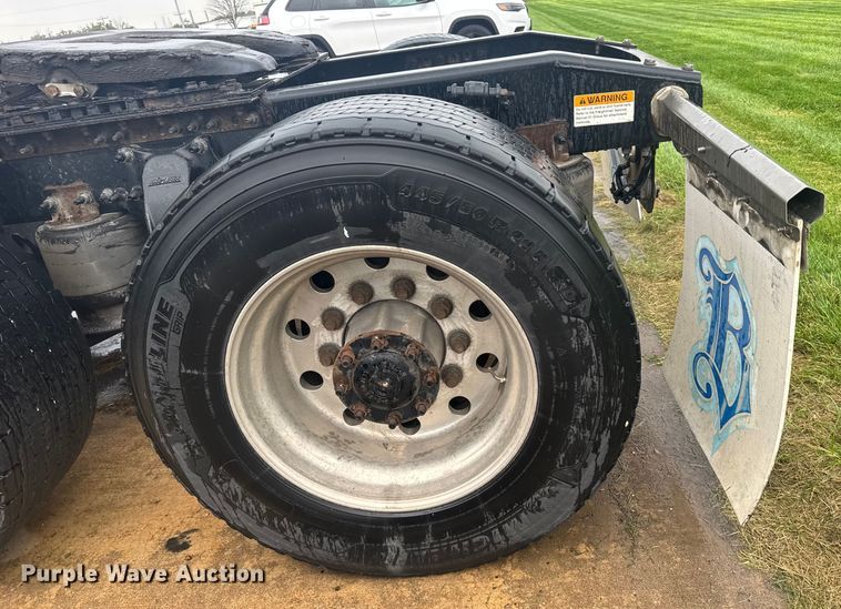 image for item ER2396 2016 Freightliner Cascadia semi truck