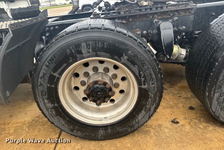 image for item ER2396 2016 Freightliner Cascadia semi truck