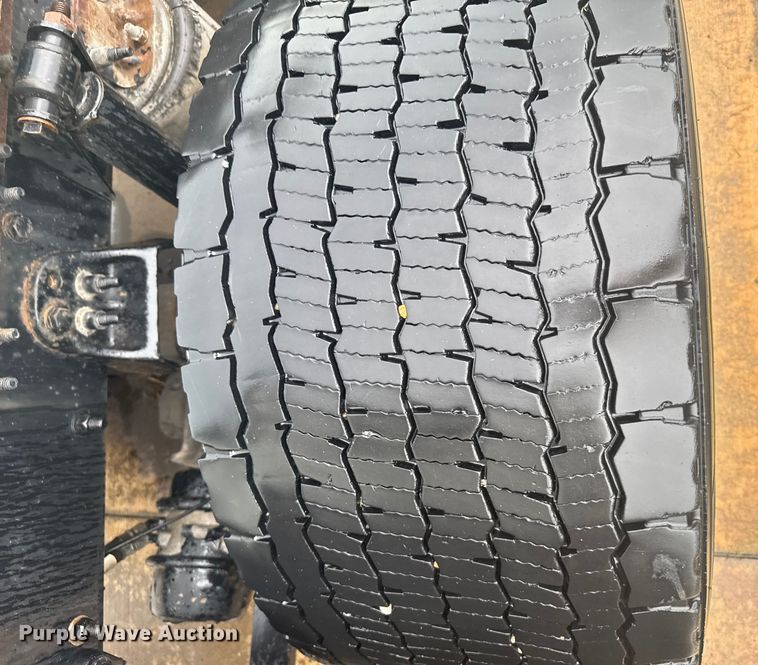 image for item ER2396 2016 Freightliner Cascadia semi truck