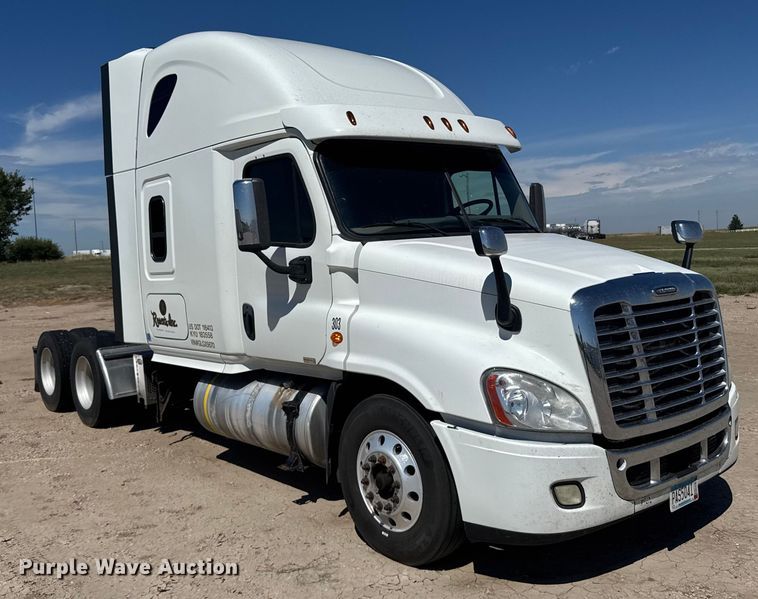 image for item ER2405 2016 Freightliner Cascadia glider kit semi truck
