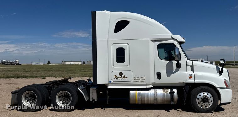 image for item ER2405 2016 Freightliner Cascadia glider kit semi truck