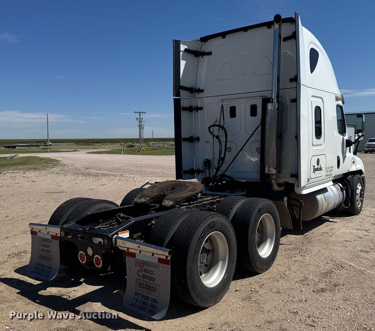 image for item ER2405 2016 Freightliner Cascadia glider kit semi truck