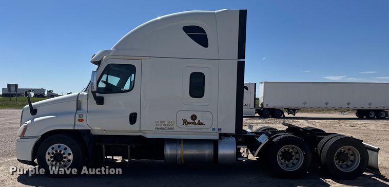 image for item ER2405 2016 Freightliner Cascadia glider kit semi truck