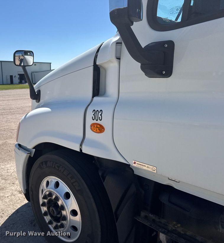 image for item ER2405 2016 Freightliner Cascadia glider kit semi truck