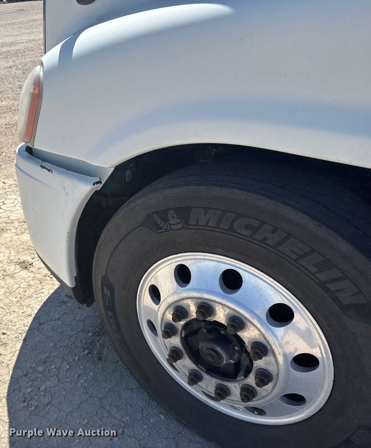 image for item ER2405 2016 Freightliner Cascadia glider kit semi truck