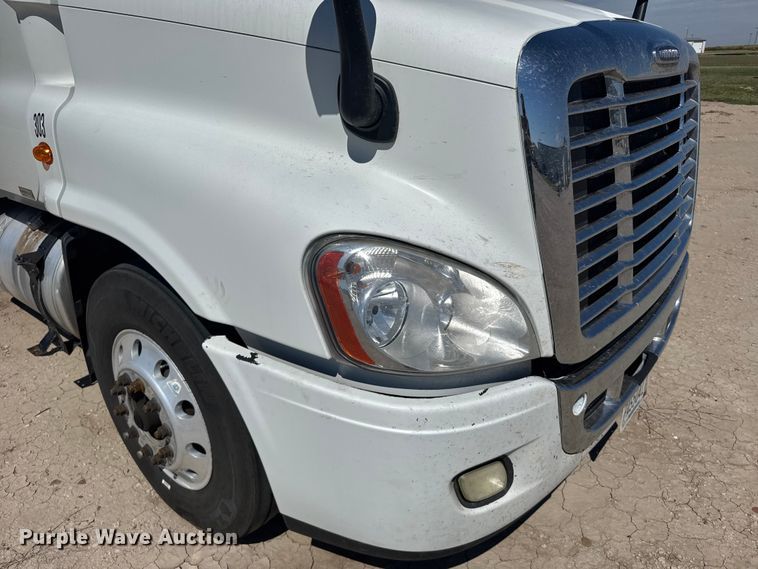 image for item ER2405 2016 Freightliner Cascadia glider kit semi truck