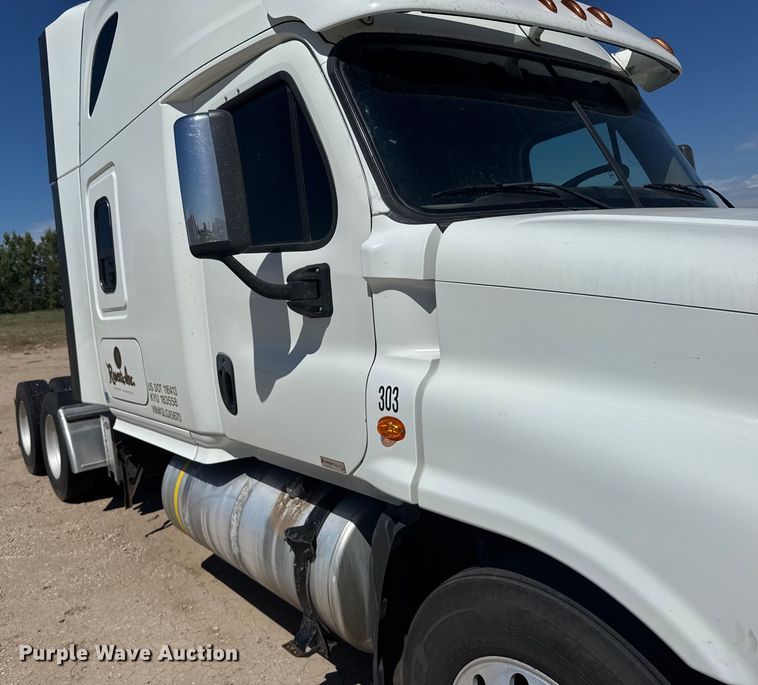 image for item ER2405 2016 Freightliner Cascadia glider kit semi truck